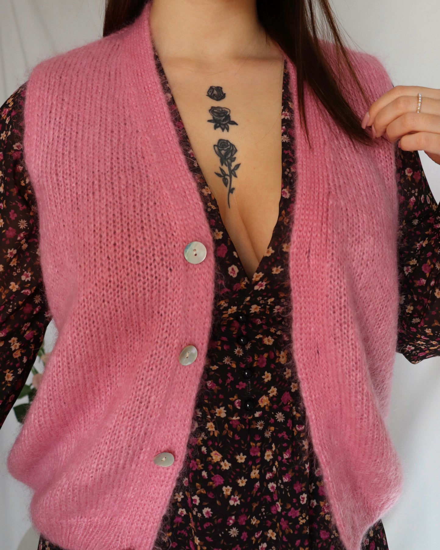 Le gilet sans manche en mohair rose