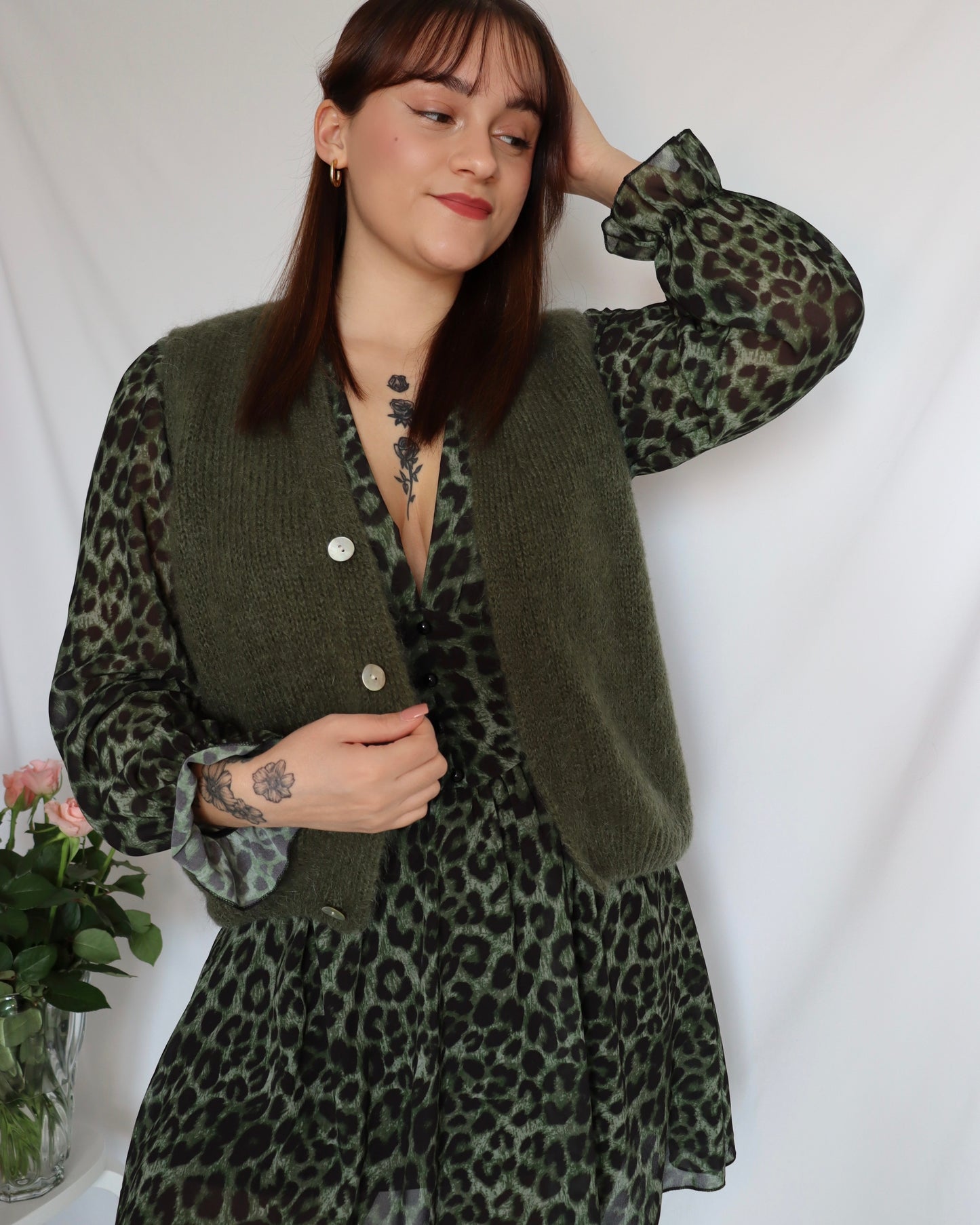 Le gilet sans manche en mohair kaki
